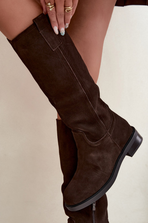 Bottes chocolat en daim isolées Ashmere