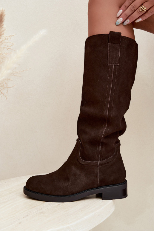 Bottes chocolat en daim isolées Ashmere