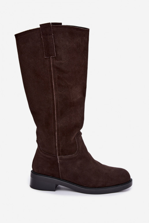 Bottes chocolat en daim isolées Ashmere