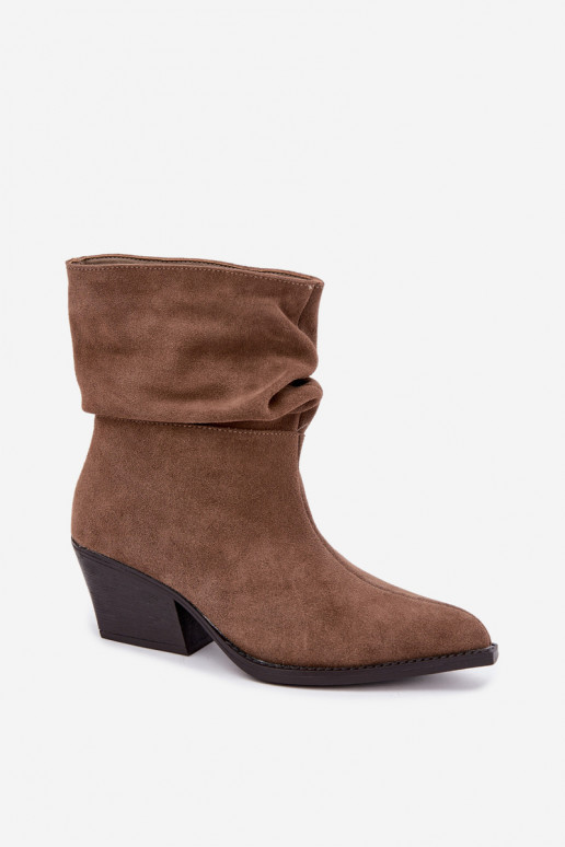 Enkellaarsjes van natuurlijk suede met plissees en hakken in bruine kleur Merrin