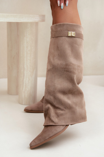 dames kniehoogte laarzen met een gestikte schacht op een lage hak van faux suede in zandkleur Gisellea