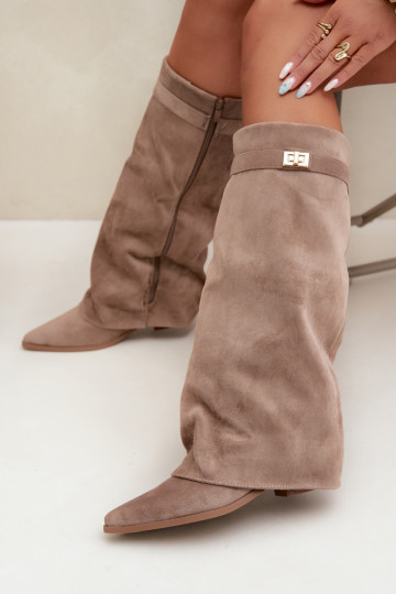 damen kniehohe Stiefel mit genähtem Schaft auf niedrigem Absatz aus Kunstveloursleder in Sandfarbe Gisellea 2