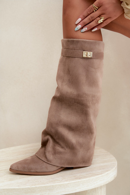 damen kniehohe Stiefel mit genähtem Schaft auf niedrigem Absatz aus Kunstveloursleder in Sandfarbe Gisellea