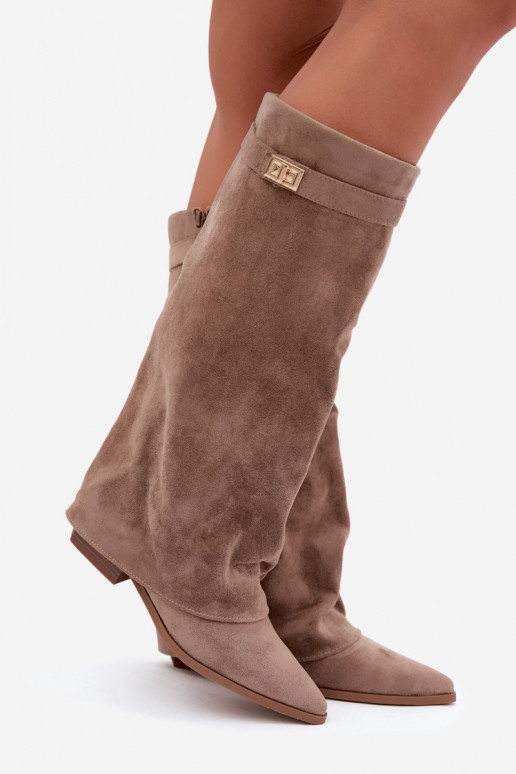 dames kniehoogte laarzen met een gestikte schacht op een lage hak van faux suede in zandkleur Gisellea