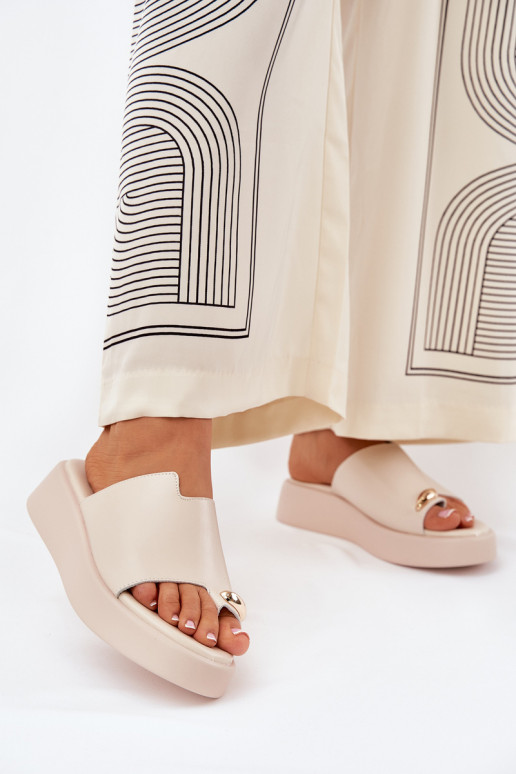 dameslippers met platform en decoratieve details in zandkleur