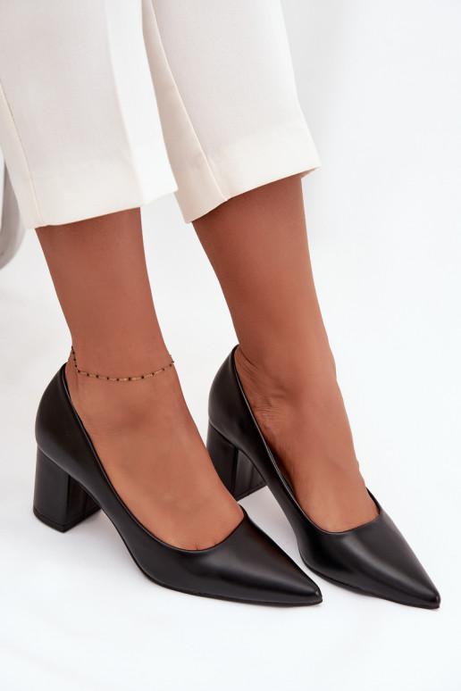Stilettoabsätze mit spitzen Zehen in schwarz