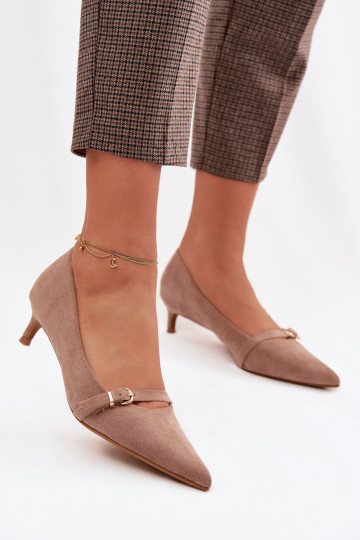 Sandfarbene Damen-Schuhe mit niedrigem Absatz und verzierten Absätzen Pirela 2