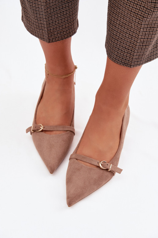 Zandkleurige dames schoenen met lage hak en versierde hakken Pirela