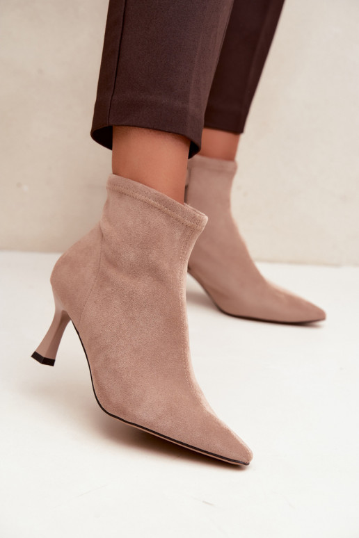 Bottines pour femmes sur un talon fin avec des coutures en couleur sable Clancy