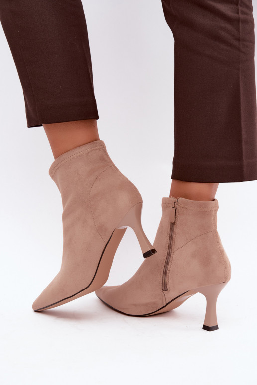 Bottines pour femmes sur un talon fin avec des coutures en couleur sable Clancy