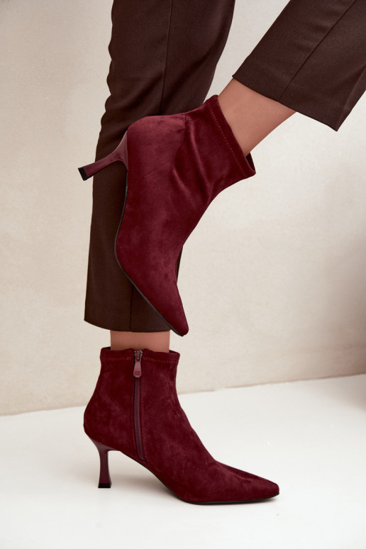 Bottines pour femmes sur un talon fin avec des coutures en couleur bordeaux Clancy