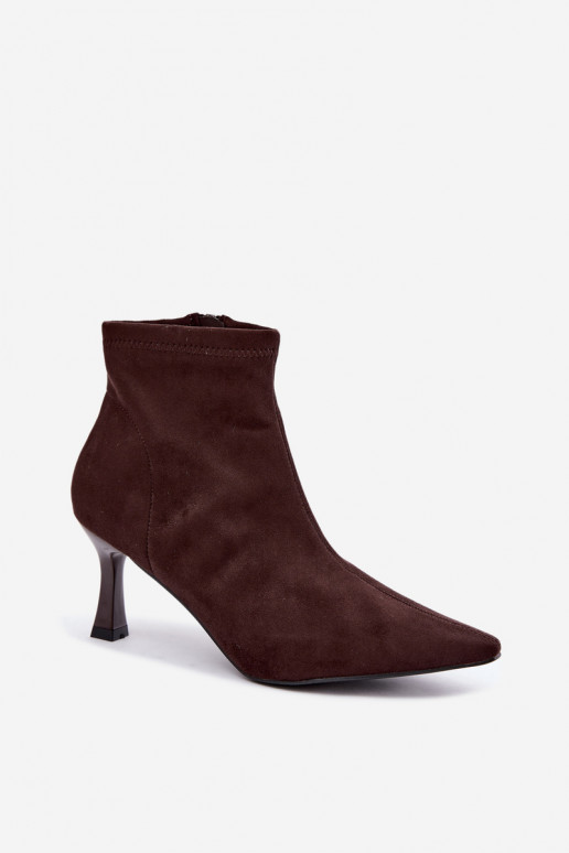 Bottines pour femmes sur un talon fin avec des coutures en couleur chocolat Clancy