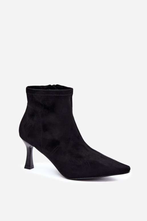 Bottines pour femmes sur un talon fin avec des coutures en couleur noire Clancy