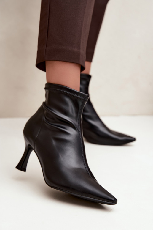 Bottines pour femmes sur un talon fin avec des coutures en simili cuir en couleur noire Clancy