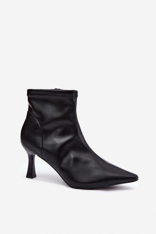 Bottines pour femmes sur un talon fin avec des coutures en simili cuir en couleur noire Clancy