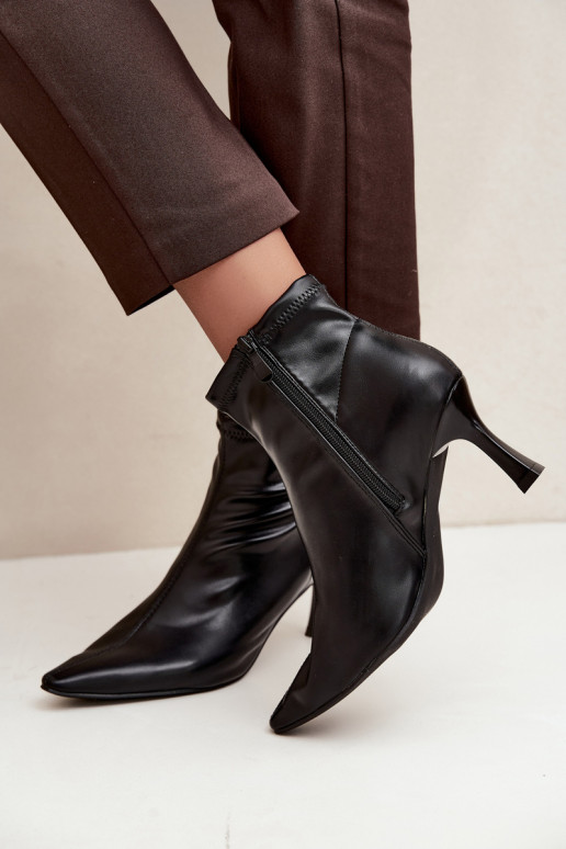 Bottines pour femmes sur un talon fin avec des coutures en simili cuir en couleur noire Clancy