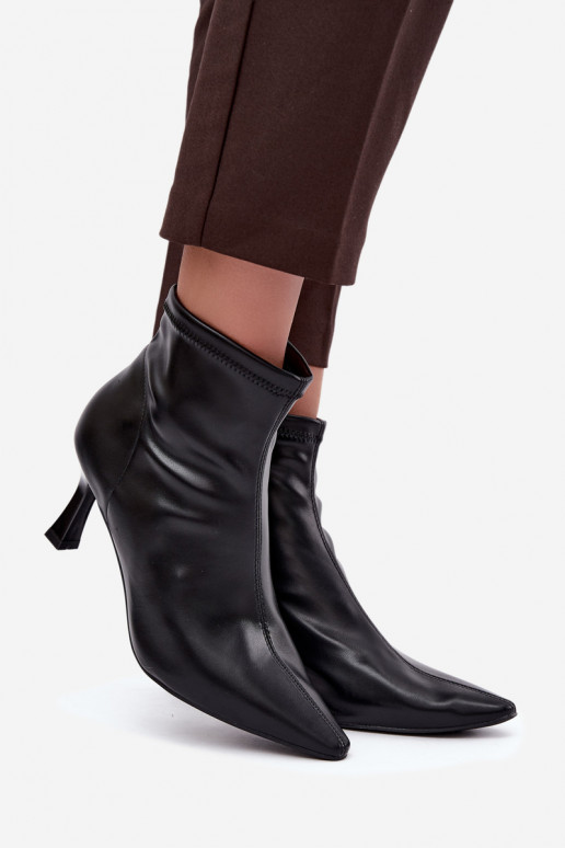 Bottines pour femmes sur un talon fin avec des coutures en simili cuir en couleur noire Clancy