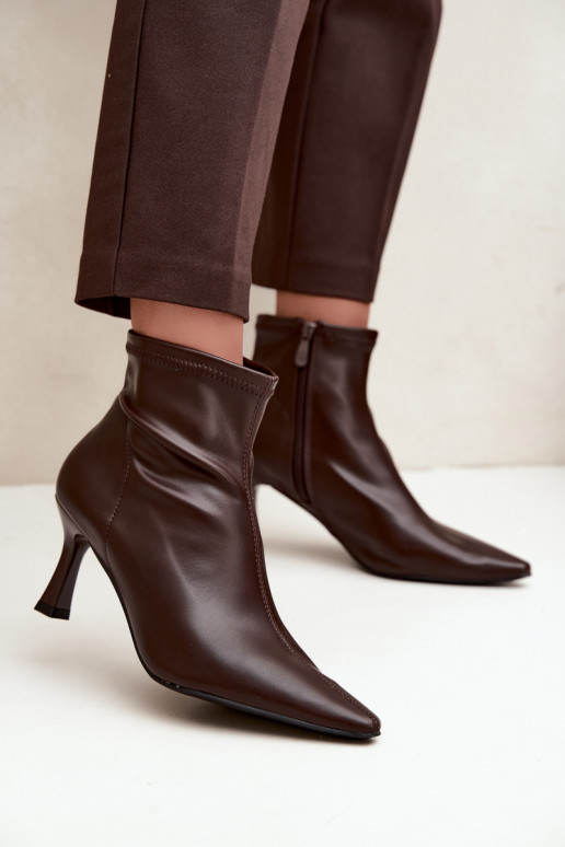 Dames enkellaarsjes op een slanke hak met stiksels van faux leer in chocoladekleur Clancy