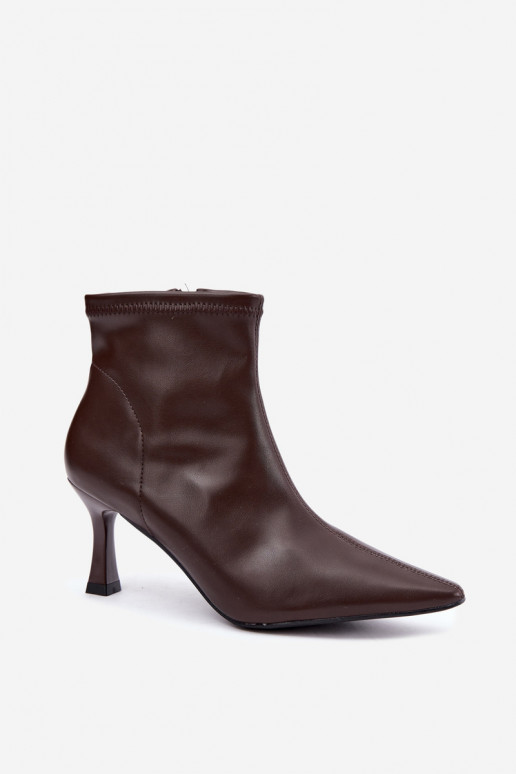 Bottines pour femmes sur un talon fin avec des coutures en simili cuir en couleur chocolat Clancy