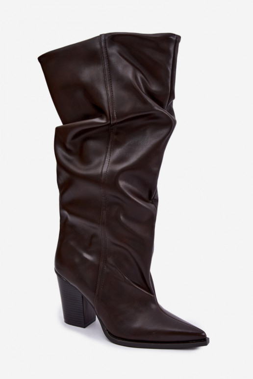 Schokoladenfarbene Stiefeletten mit Absatz und Rüschen aus Kunstleder Jensy