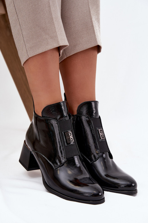 Bottines en cuir vernies isolées avec détails ornés Zazoo 60560 noires