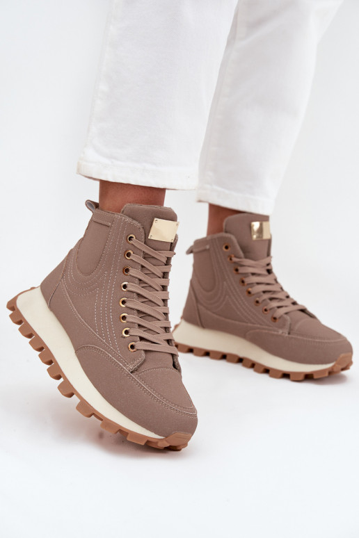 Isolierte Damen Schuhe auf Plattform Tai turirivira beige