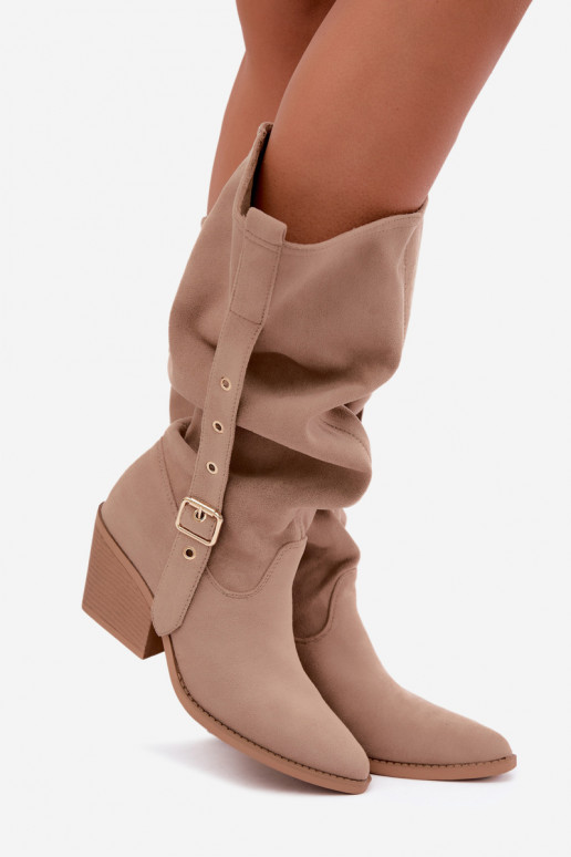 geknitterte Damen kniehohe Stiefel im Cowboy-Stil mit Riemen und Absätzen in Sand Adria