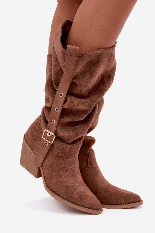 bottes hautes pour femmes froissées de style cowboy avec sangles et talons en brun Adria