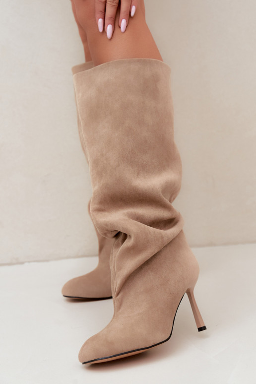 Damen kniehohe Stiefel zum Hineinschlüpfen mit dünnen Absätzen in Sand Caliya
