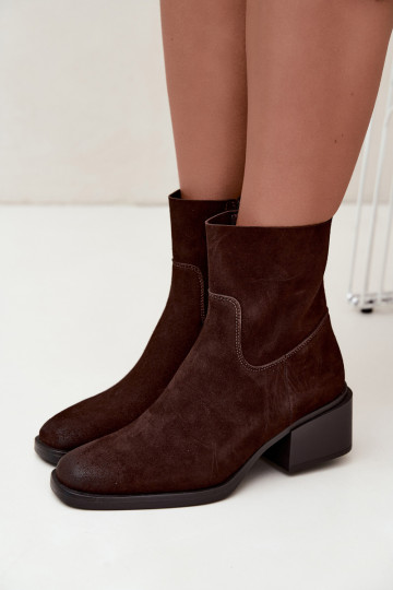 Dames enkellaarsjes van faux suede met hakken in chocolade kleur Iveris