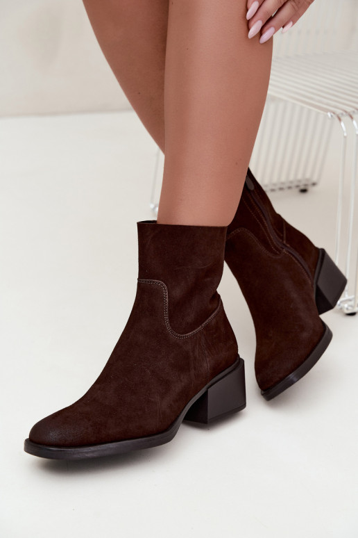 Dames enkellaarsjes van faux suede met hakken in chocolade kleur Iveris