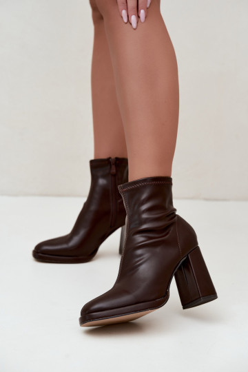 Dames enkellaarsjes van faux leather met hakken in chocolade kleur Karvella 2