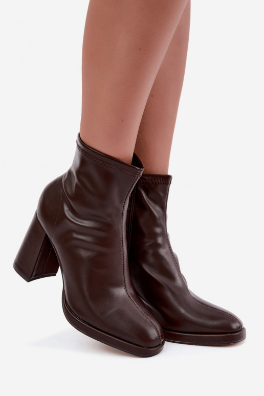 Dames enkellaarsjes van faux leather met hakken in chocolade kleur Karvella