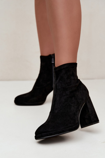 Dames enkellaarsjes van faux suede met hakken in zwarte kleur Karvella 2