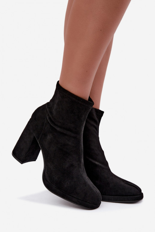 Dames enkellaarsjes van faux suede met hakken in zwarte kleur Karvella