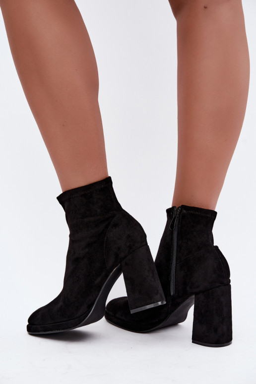 Dames enkellaarsjes van faux suede met hakken in zwarte kleur Karvella