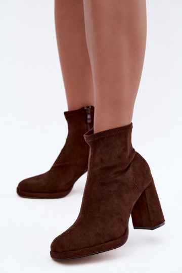 Dames enkellaarsjes van faux suede met hakken in bruine kleur Karvella 2