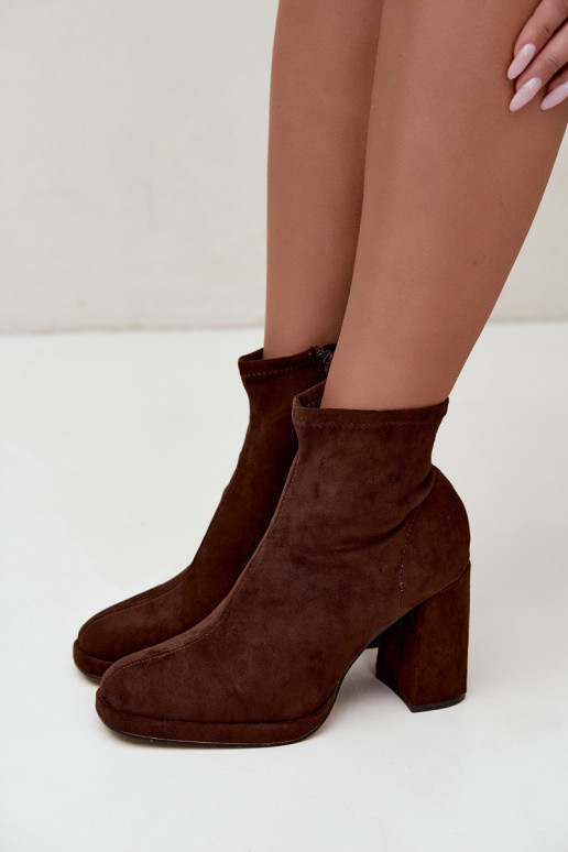 Dames enkellaarsjes van faux suede met hakken in bruine kleur Karvella