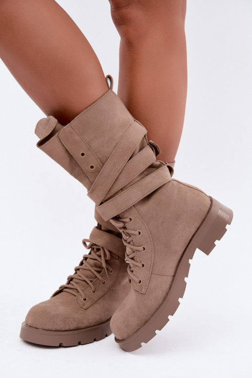 Geïsoleerde werkankleboots met gespen in zandkleur Patsy