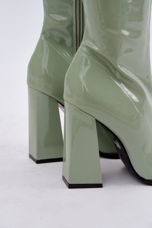Stiefel bis zum Knie mit Lackeffekt und Absätzen in grüner Farbe Mlokva