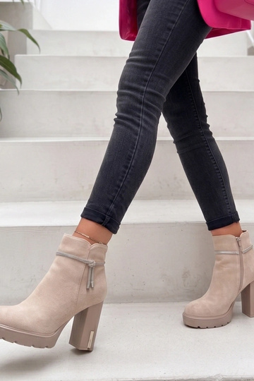 Beige Wildleder-Stiefeletten auf Blockabsatz mit Strass Ademe 2