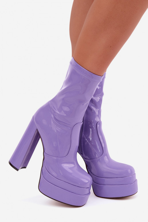 Lackierte Ankle Boots mit Plattform in Violett Lotisha