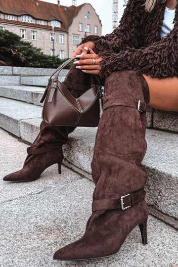 Bottes à talons au-dessus du genou avec sangles et boucles en couleur chocolat Tai turibel
