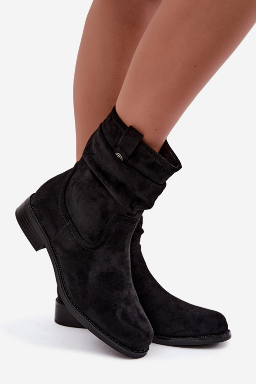 Wärmende Stiefeletten mit Rüschen und breiten Absätzen, schwarz