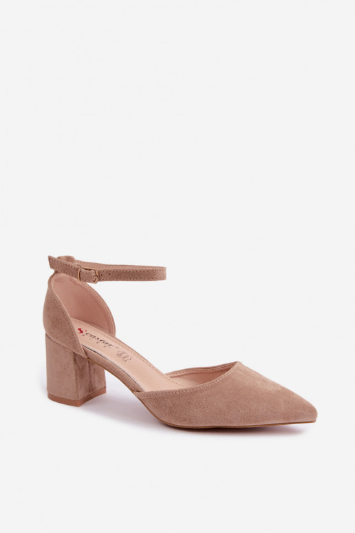Schuhe mit Absätzen und Riemen in Sandfarbe Olenae