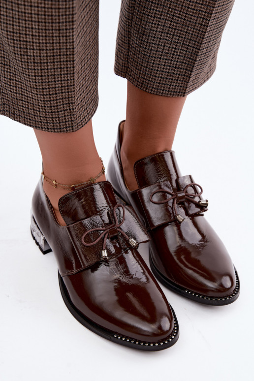 Gelakte schoenen met lage hakken en strikken in chocoladekleur Zazoo 1399