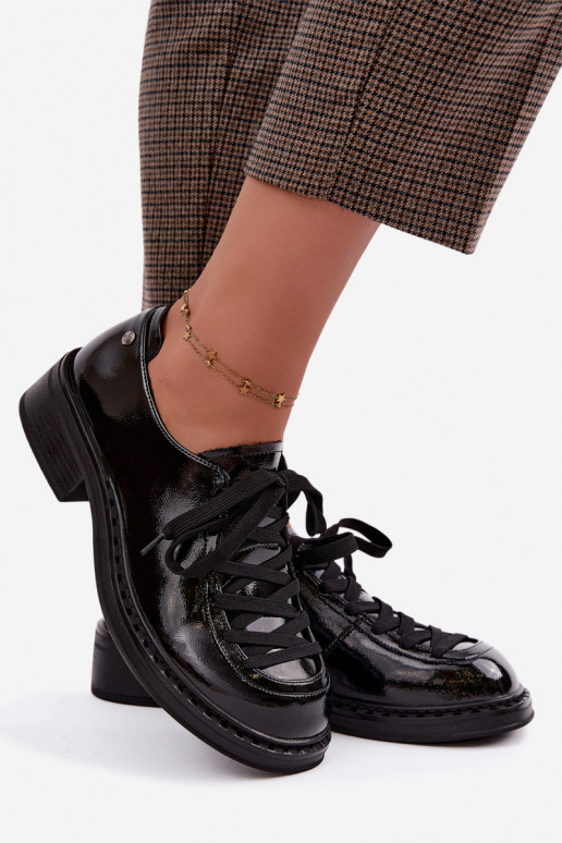 Mocassins en cuir verni avec lacets noirs