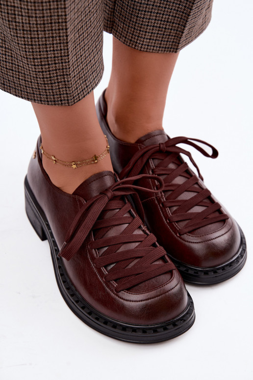 Mocassins en cuir verni avec lacets marron foncé
