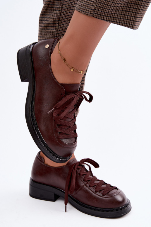 Mocassins en cuir verni avec lacets marron foncé
