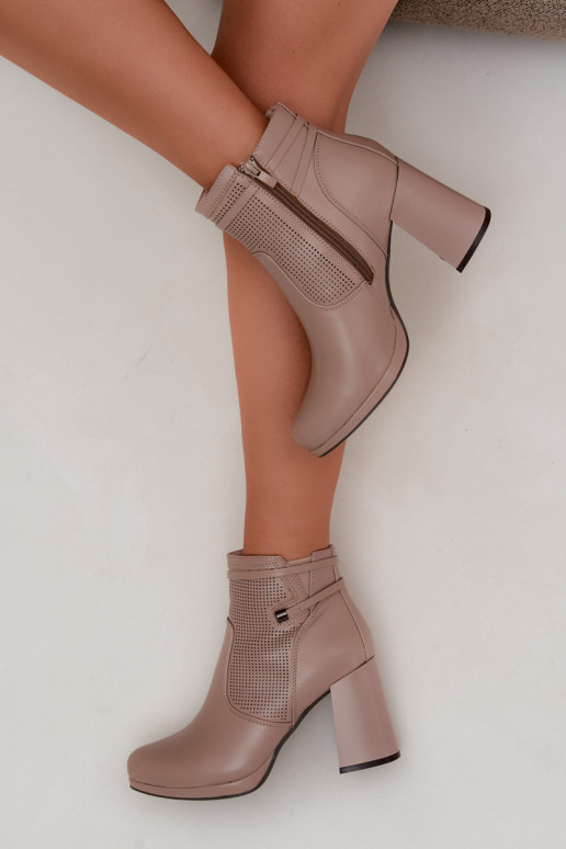 Wärmende Stiefeletten mit Absatz in Sandfarbe